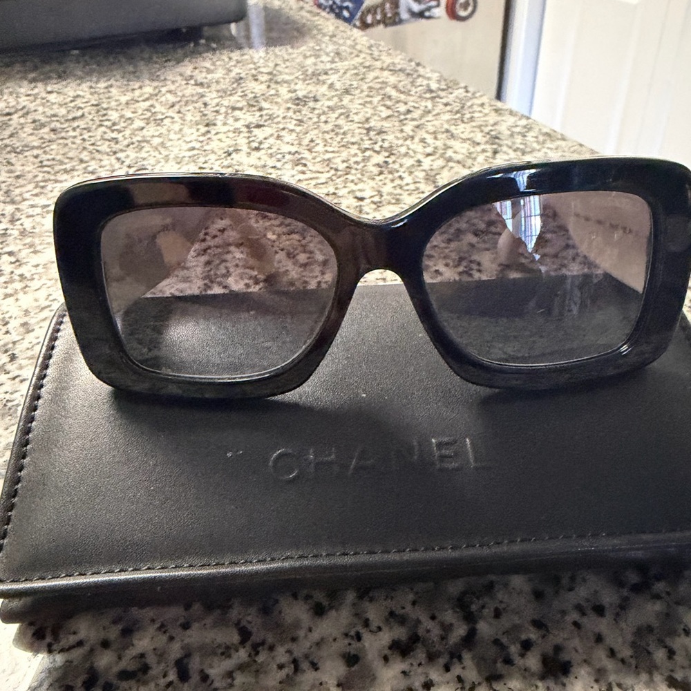 CHANEL Black and Cream Sunglasses - Picture 2 of 9